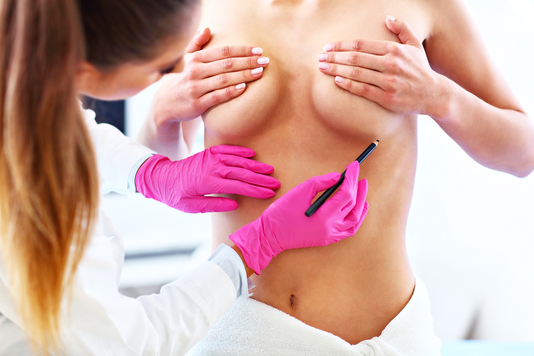Médico examinando paciente mamoplastia en Centro Clínico Quirúrgico Aranjuez